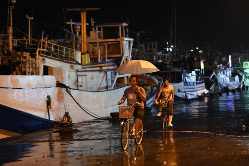 Thousands evacuated as typhoon Soudelor heads toward Taiwan - ảnh 1